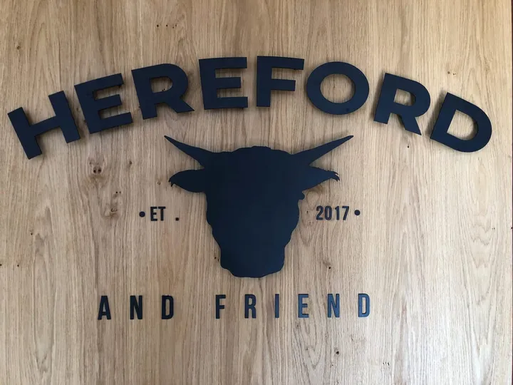 Hereford Sandnes: eikepanel med logoen til Hereford, en okse i silhuett, og teksten «Hereford and friend»