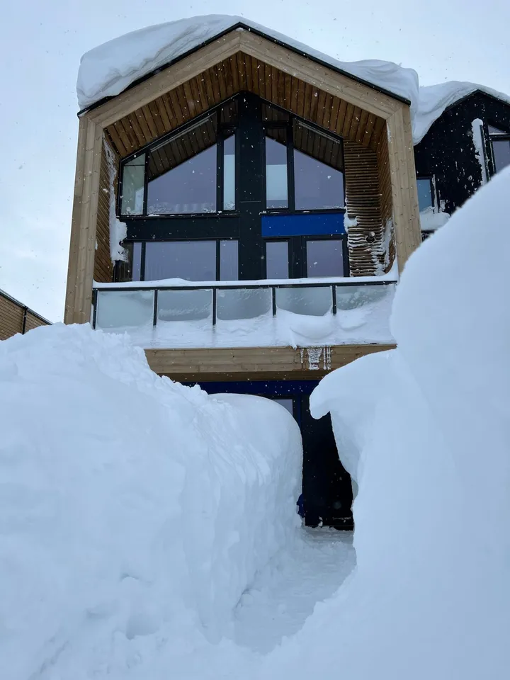 Fritidsleilighet Hovden: snødekt bygg med store snøskavler og glassrekkverk
