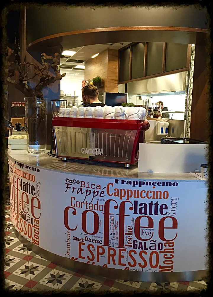 Little Eataly: kaffedisk med rød espressomaskin og kaffeord trykt på siden av disken