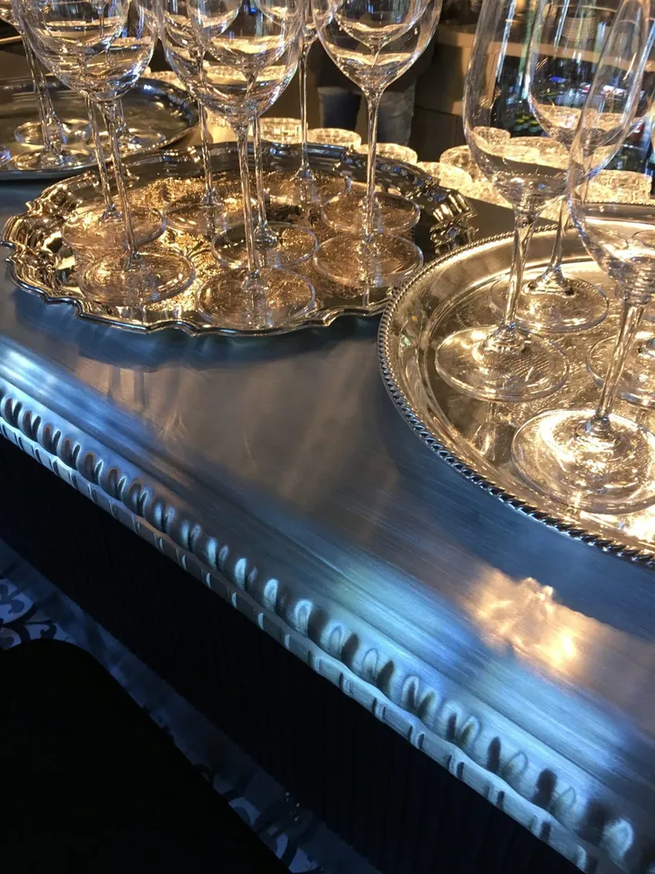 Vintage Kitchen: nærbilde av en bardisk i metall med profilert kant og sølvfat med glass