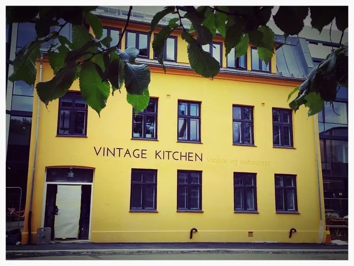 Vintage Kitchen: gult hus med skiltet «Vintage Kitchen» sett forfra