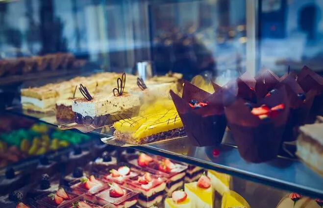 Rustikk Bodø: kaker og muffins i en glassmonter